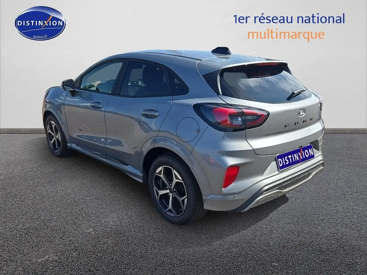 Ford Puma gris cactus vue 3/4 arrière droit avec jantes 17 pouces et feux arrière LED distinctifs.