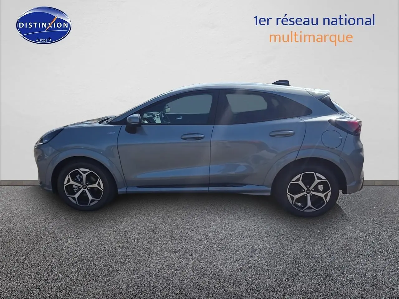 Ford Puma gris cactus vu de profil côté gauche, avec jantes 17 pouces et vitres teintées.