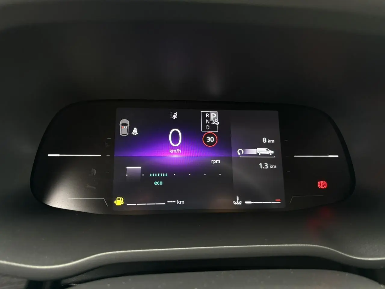Tableau de bord numérique Renault Trafic Fourgon affichant vitesse zéro, mode parking et indicateurs de consommation et distance.