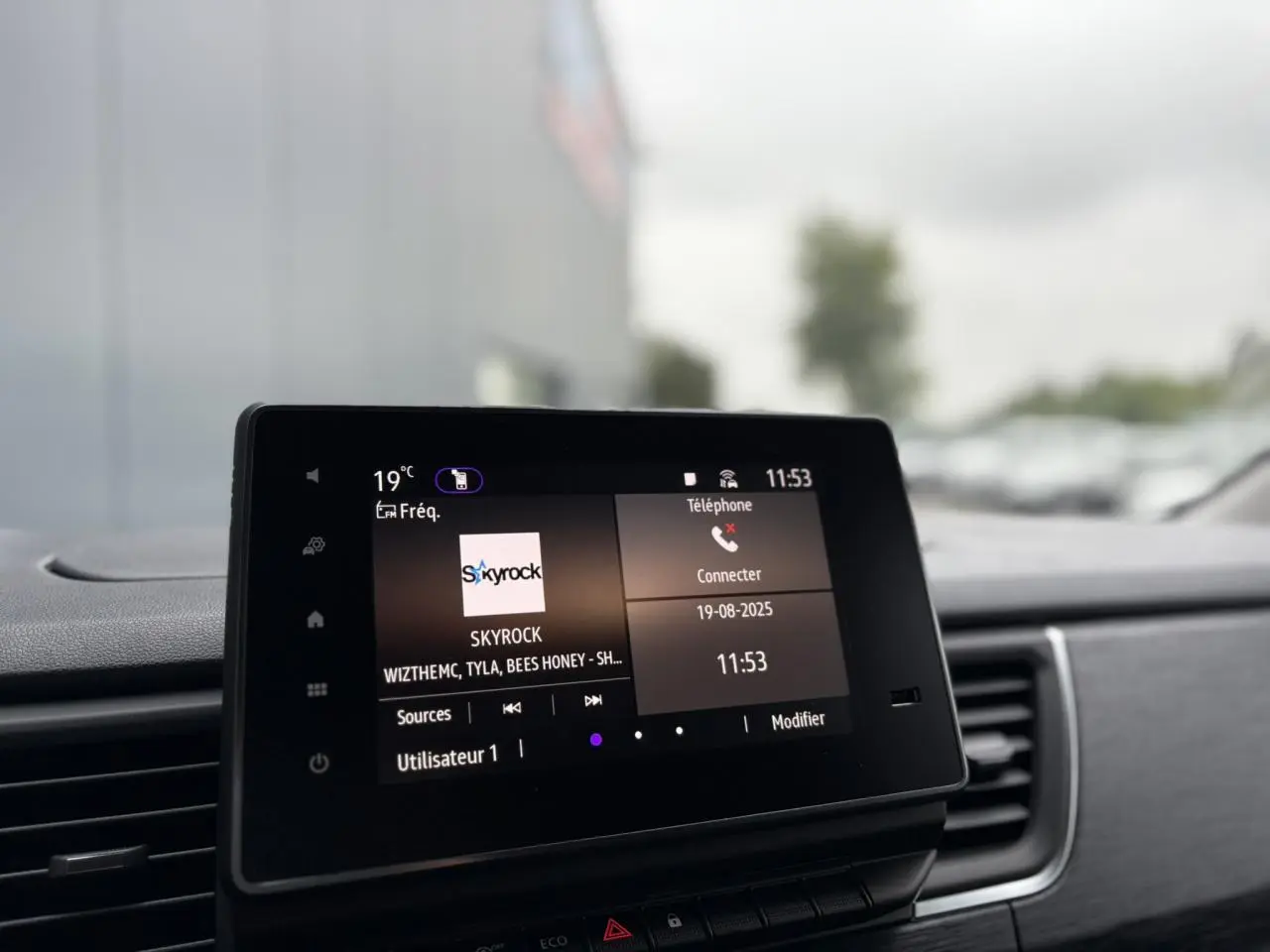 Écran multimédia Easy Link 8 pouces du Renault Trafic Fourgon L2H1 2025 affichant radio et téléphone, intérieur gris.