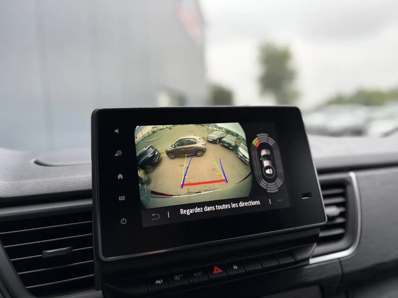 Écran multimédia du Renault Trafic Fourgon gris urbain affichant la caméra de recul avec guidage de trajectoire.