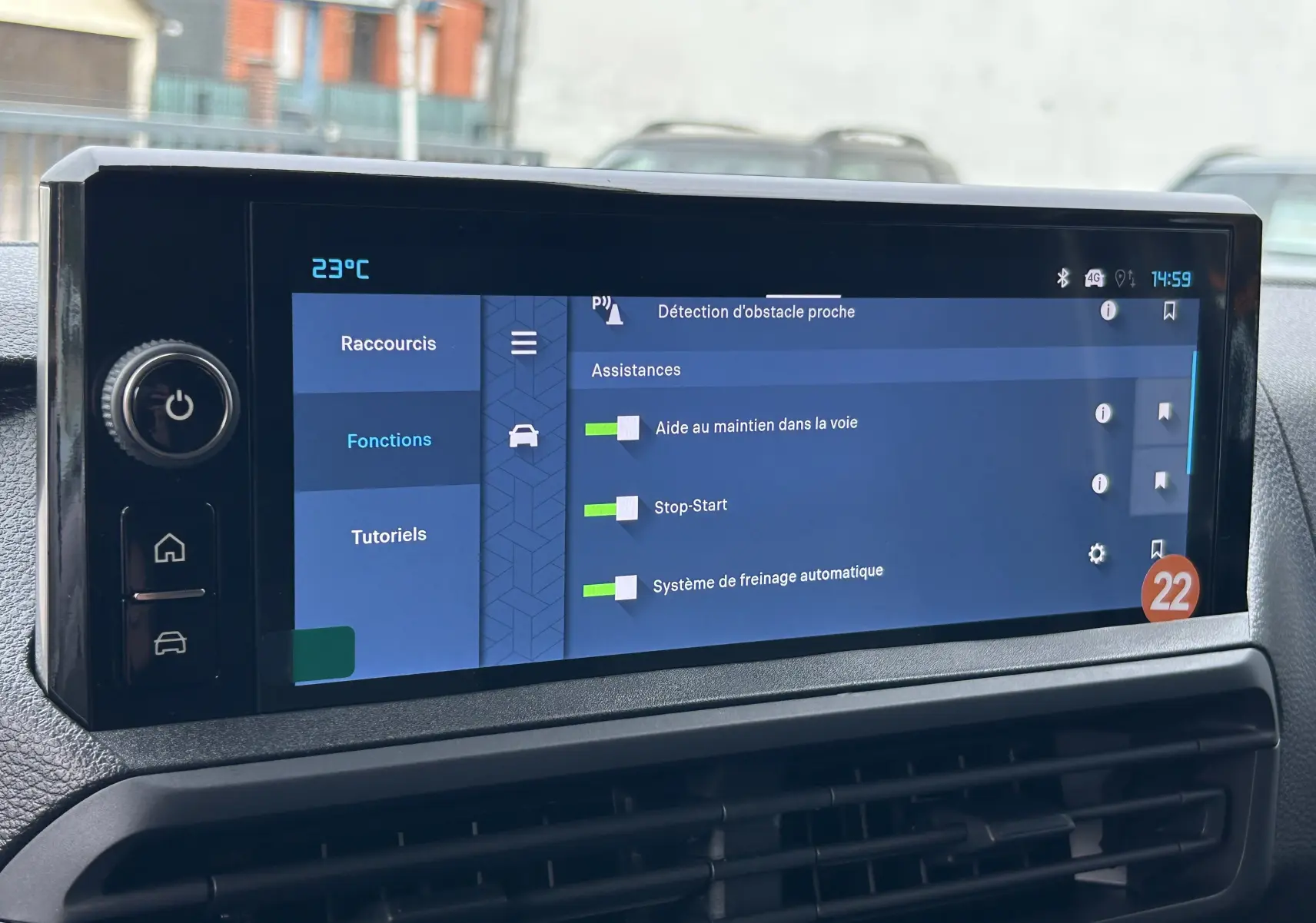 Écran tactile central du Citroën Jumpy gris titane 2025 affichant les aides à la conduite et réglages.