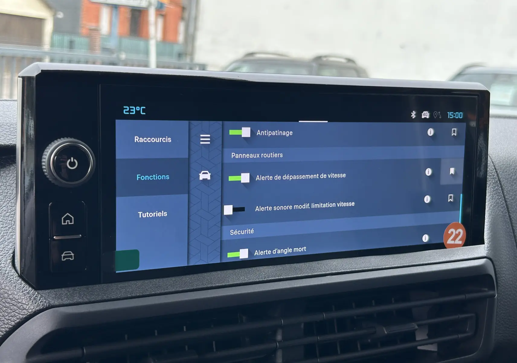 Écran tactile central du Citroën Jumpy Ph.2 M gris titane affichant les options de sécurité et d'assistance à la conduite.