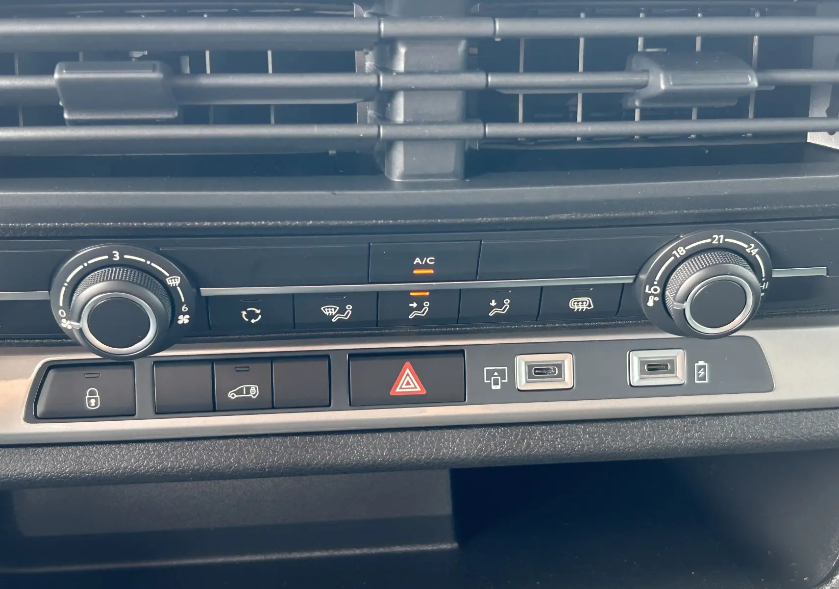 Gros plan sur la console centrale du Citroën Jumpy gris titane 2025, montrant les commandes de climatisation et ports USB.