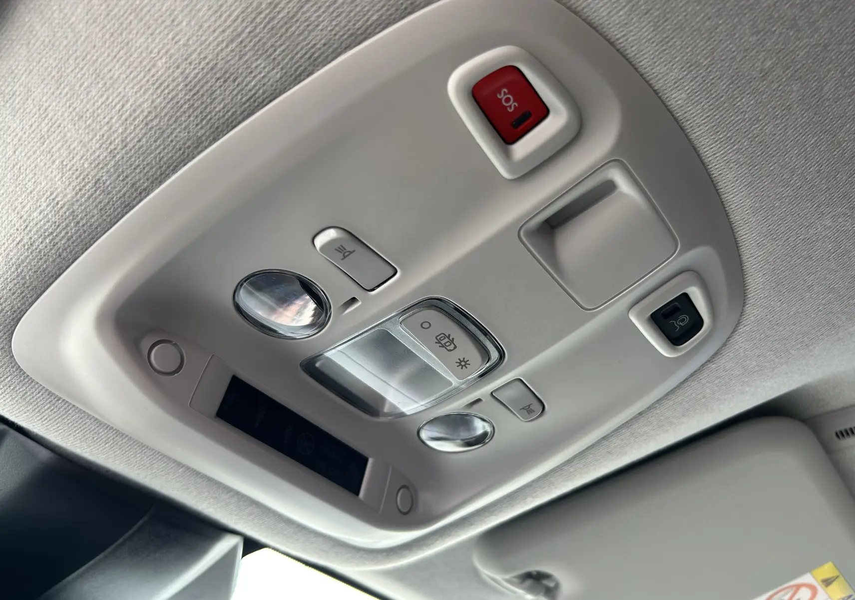 Plafonnier intérieur gris clair du Citroën Jumpy 2025 avec boutons SOS et éclairage, vue en légère contre-plongée.