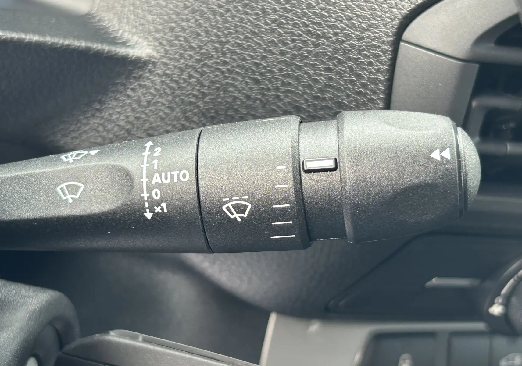 Gros plan sur la commande des essuie-glaces du Citroën Jumpy gris titane, avec réglage automatique visible.
