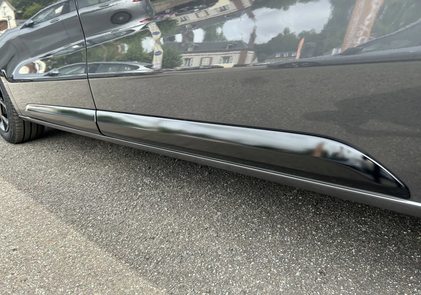 Gros plan sur la bas de caisse côté gauche gris titane du Citroën Jumpy Ph.2 M BlueHDi 145 2025.