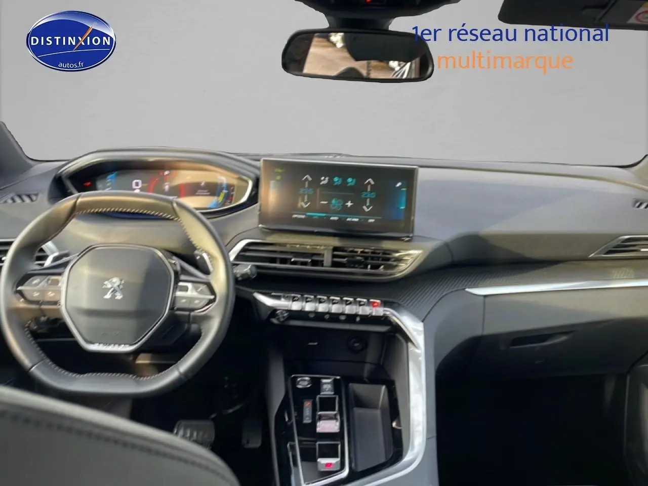 Vue intérieure avant du tableau de bord et volant cuir du Peugeot 3008 2024 avec écran tactile et inserts carbone.