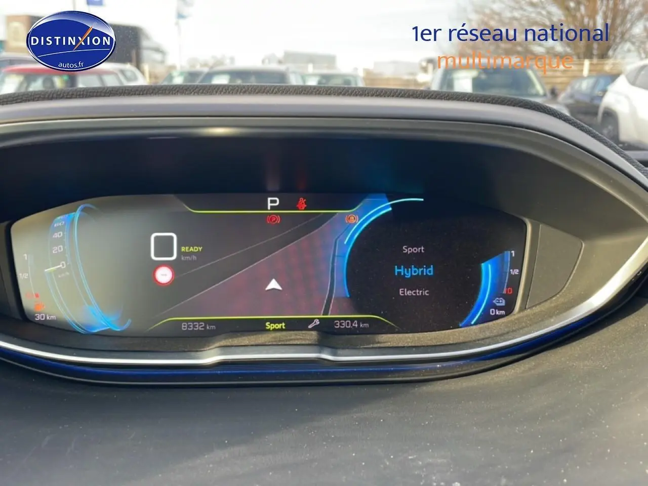 Tableau de bord numérique du Peugeot 3008 hybride 2024 affichant le mode Sport et Hybrid, vue frontale rapprochée.