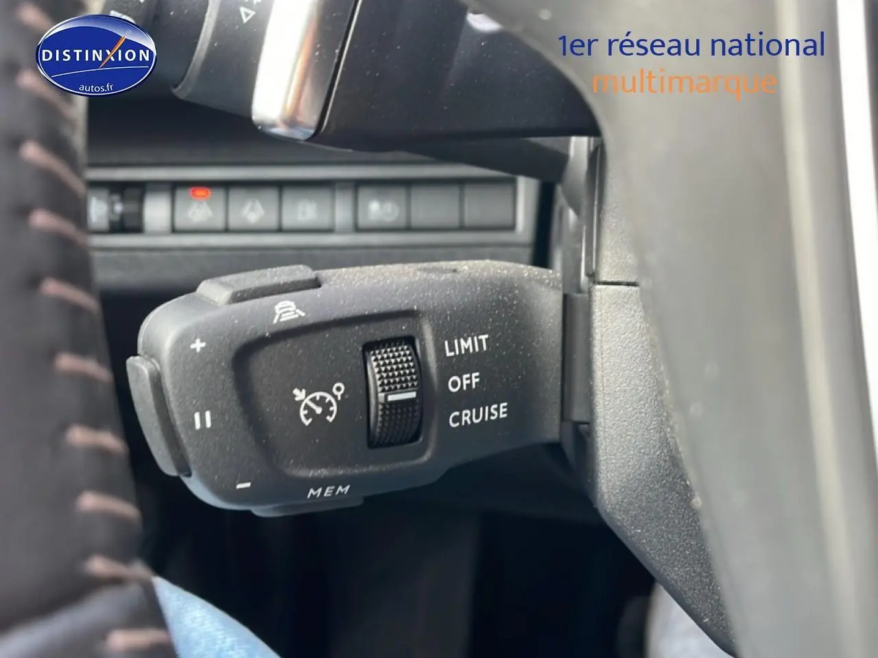 Gros plan sur la commande de régulateur de vitesse à gauche du volant du Peugeot 3008 bleu 2024.