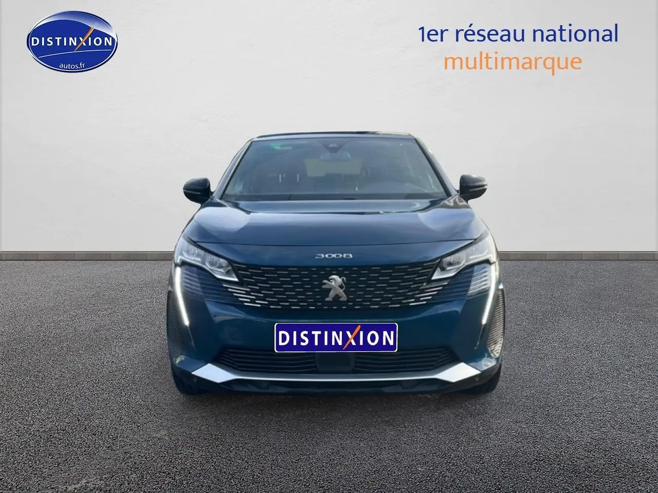 Vue frontale d’un Peugeot 3008 bleu 2024 avec calandre chromée et feux LED verticaux allumés.