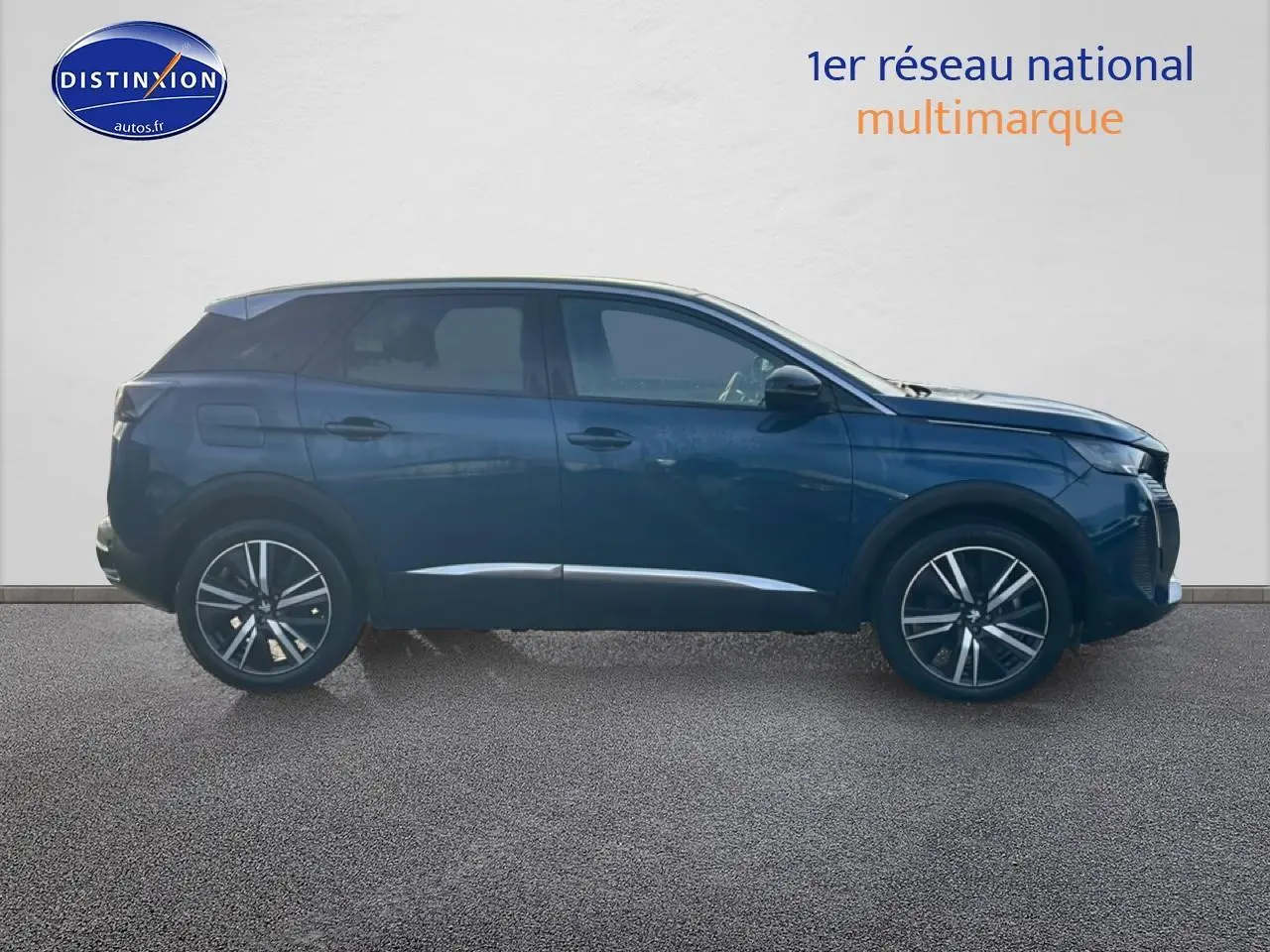 Vue de profil côté gauche d’un Peugeot 3008 bleu 2024 avec jantes alliage et inserts chromés sur bas de caisse.