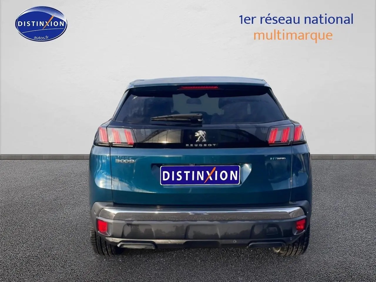 Vue arrière d'un Peugeot 3008 bleu 2024 plug-in hybrid avec feux arrière LED et lunette arrière surteintée.