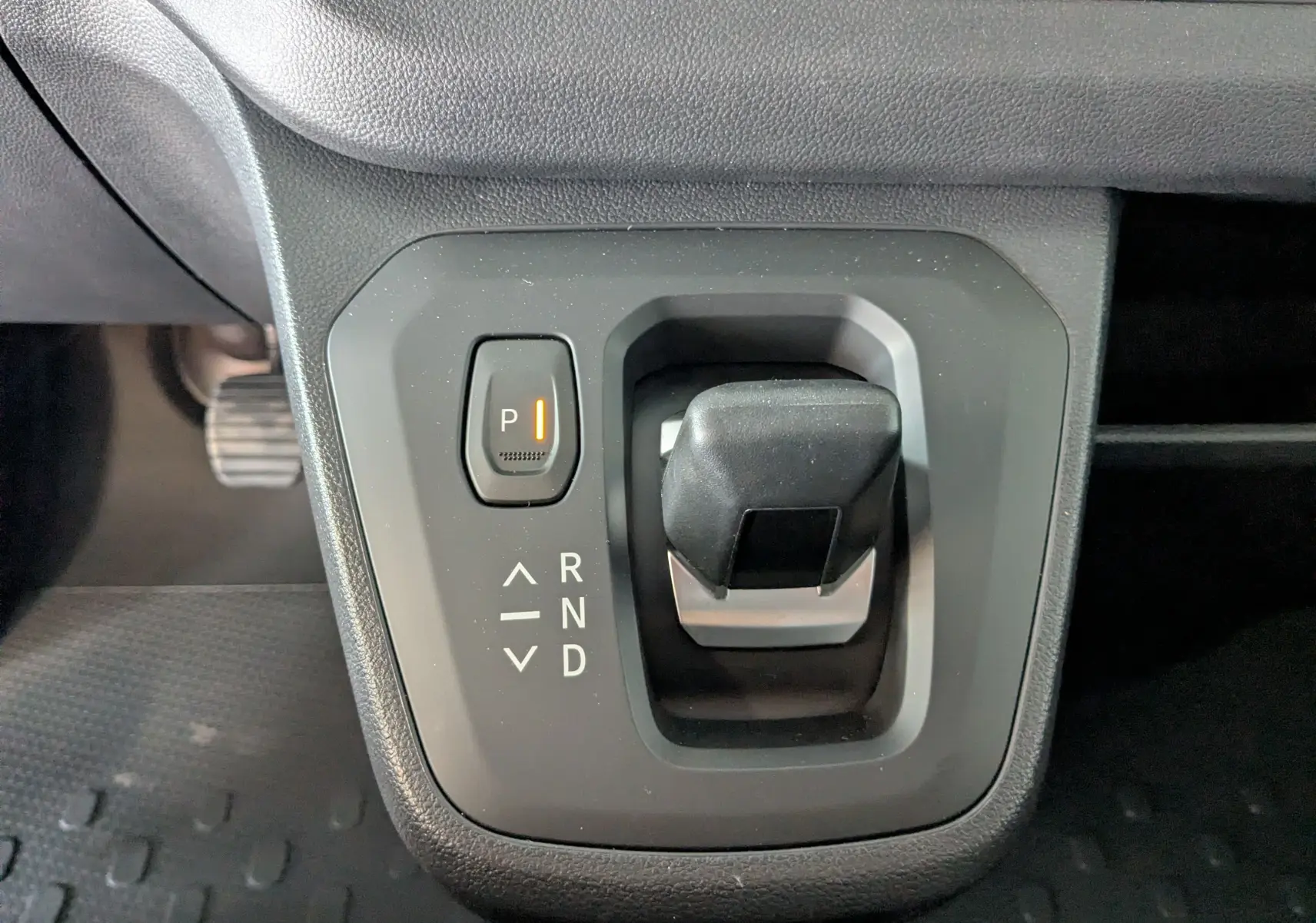 Gros plan sur le levier de vitesses automatique noir du Renault Trafic Cabine Approfondie 2025, avec bouton parking éclairé.