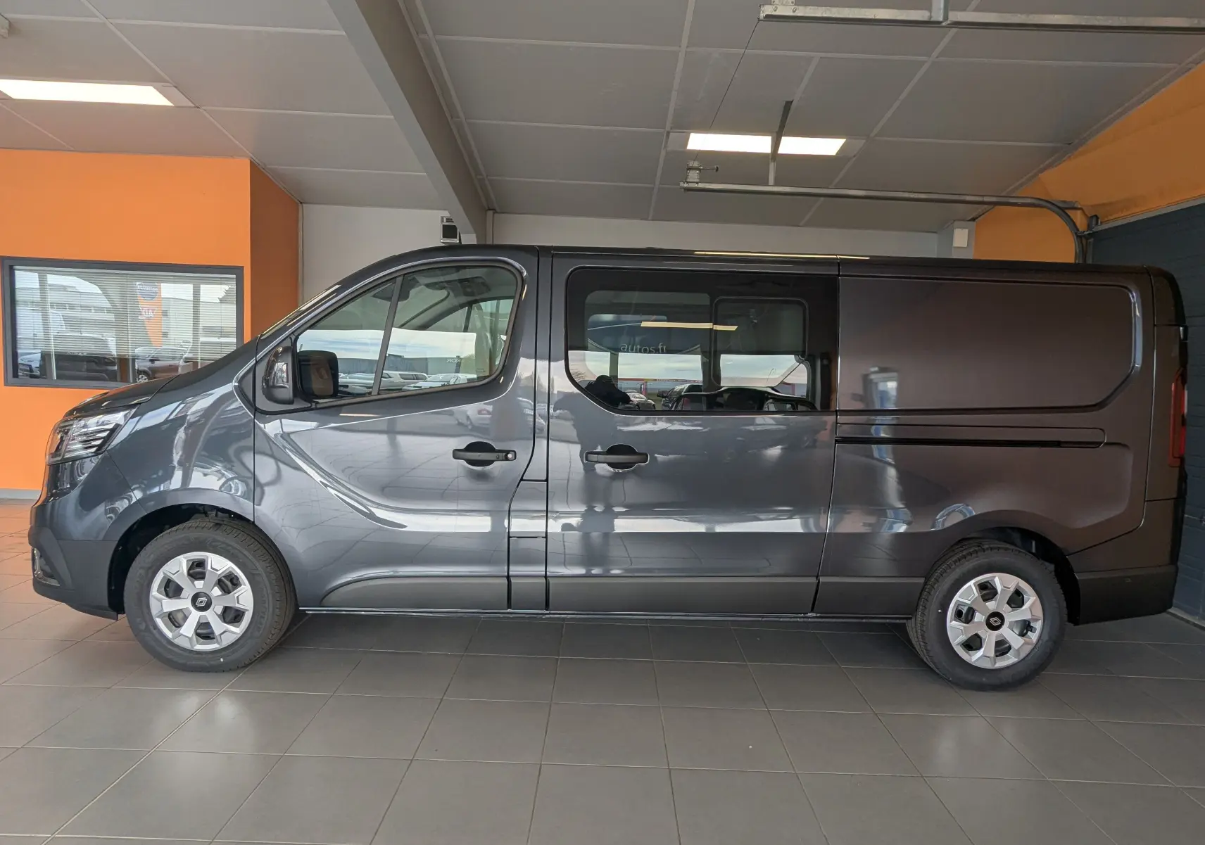 Profil droit du Renault Trafic Cabine Approfondie gris comète 2025, avec fenêtres latérales et jantes alliage visibles.