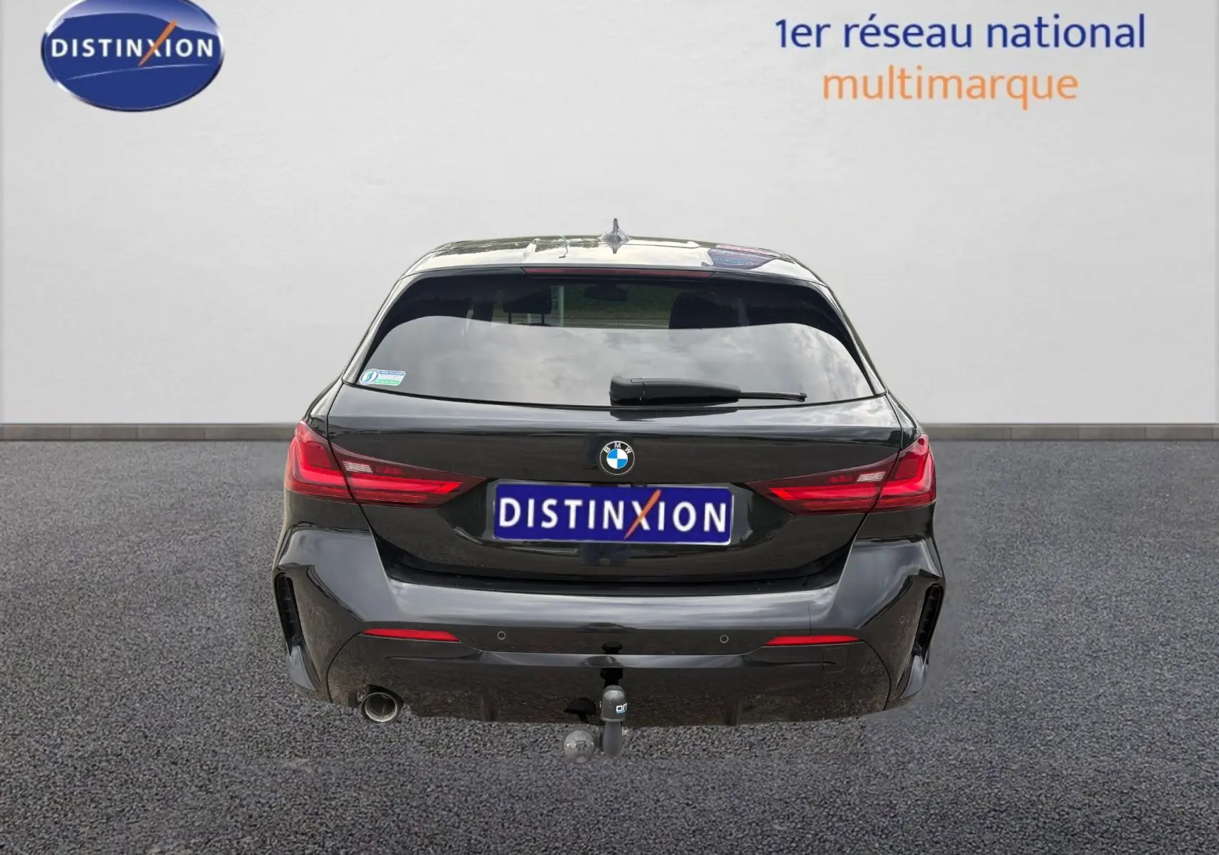 BMW Série 1 116d M Sport noire vue de profil côté gauche, avec jantes alliage et vitres teintées.