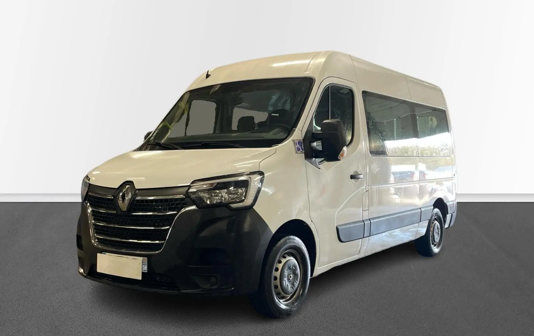 Renault Master blanc en 3/4 avant droit, fourgon TPMR avec rampe arrière et marchepied latéral visible.