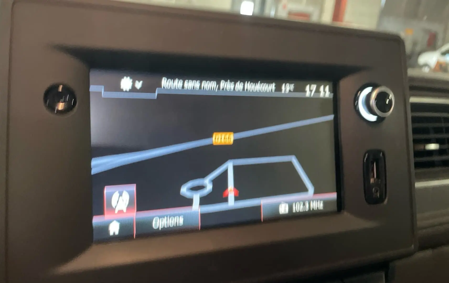 Écran de navigation GPS intégré dans le tableau de bord du Renault Master blanc, vue intérieure centrée.