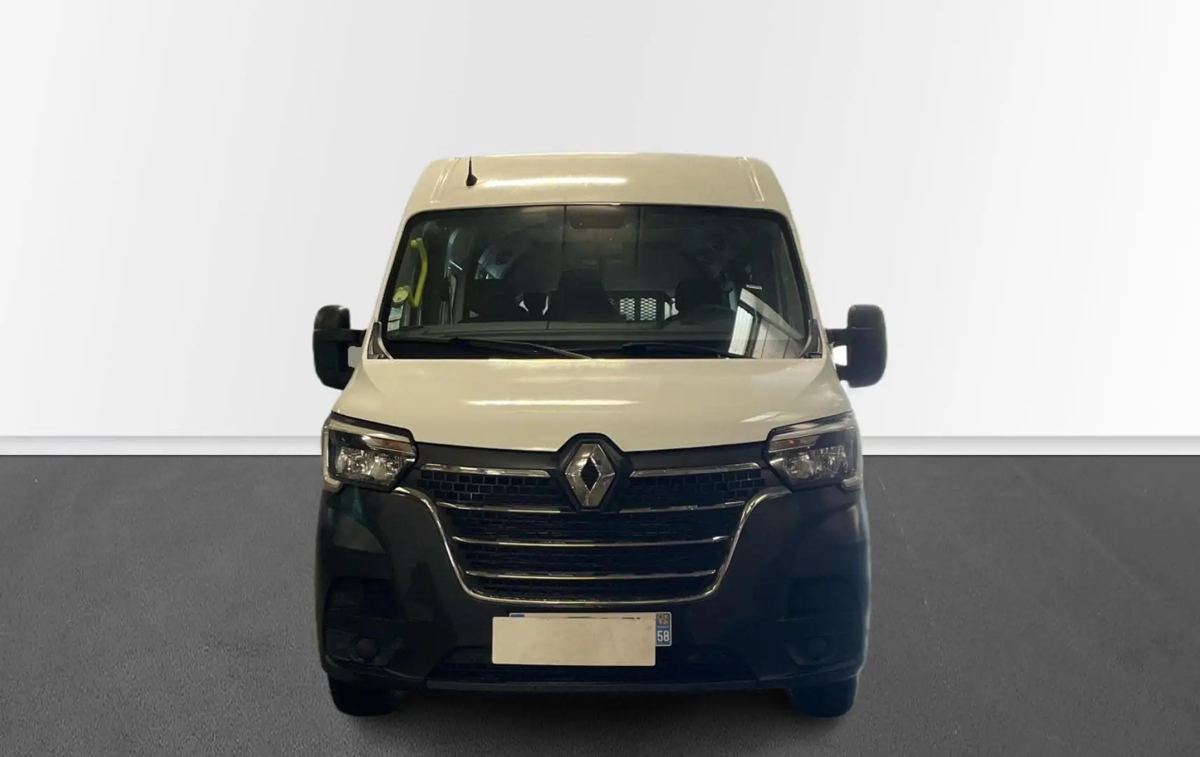 Vue frontale d’un Renault Master blanc 2020 avec calandre noire et rétroviseurs latéraux noirs sur fond neutre.