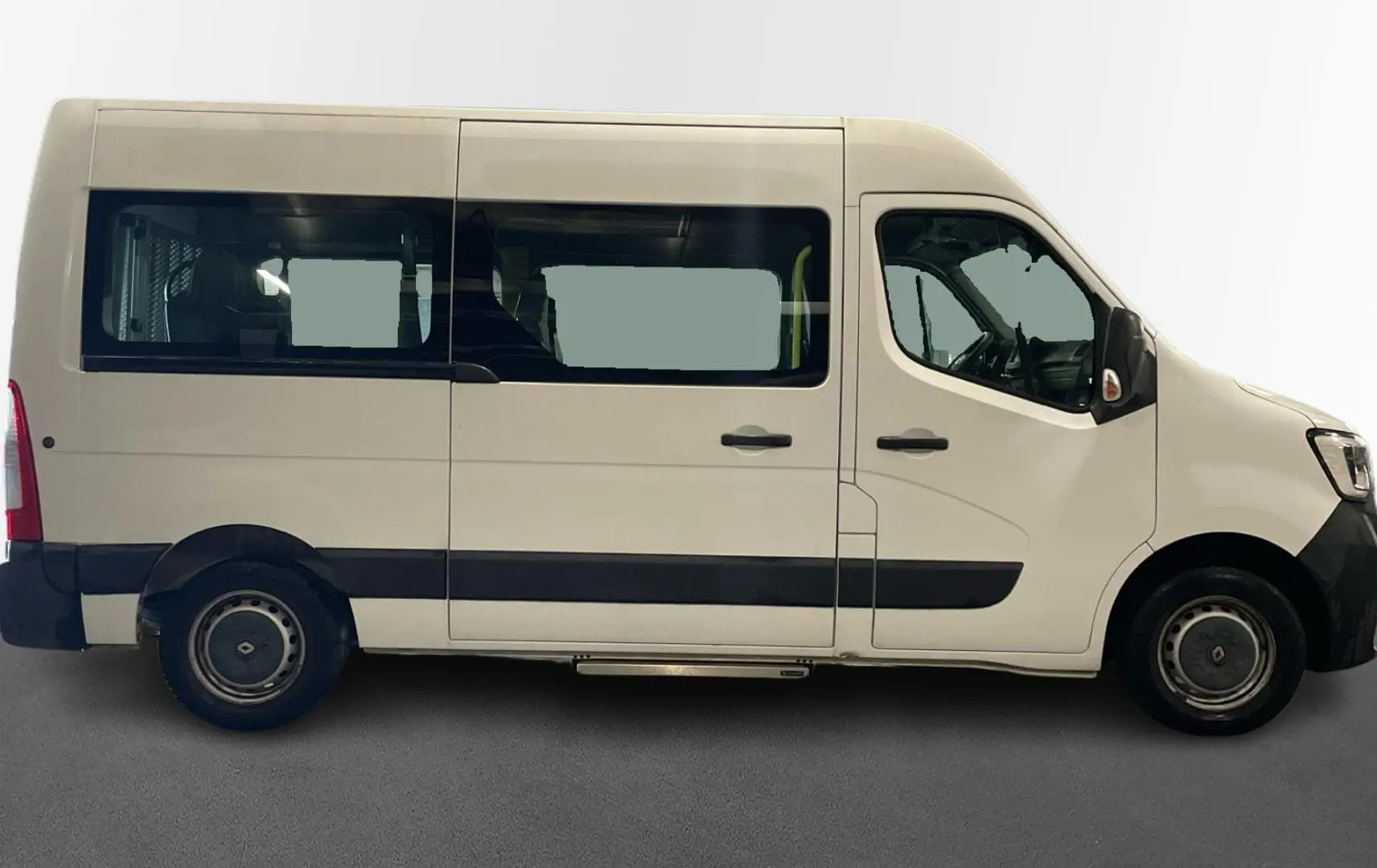 Vue latérale droite d’un Renault Master blanc 2020 avec grandes fenêtres et marchepied sous la porte coulissante.