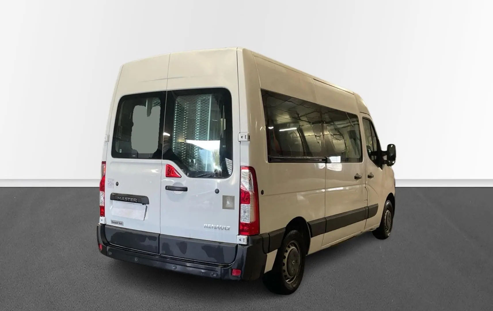 Vue 3/4 arrière droite d’un Renault Master blanc avec grandes vitres latérales et porte arrière vitrée.