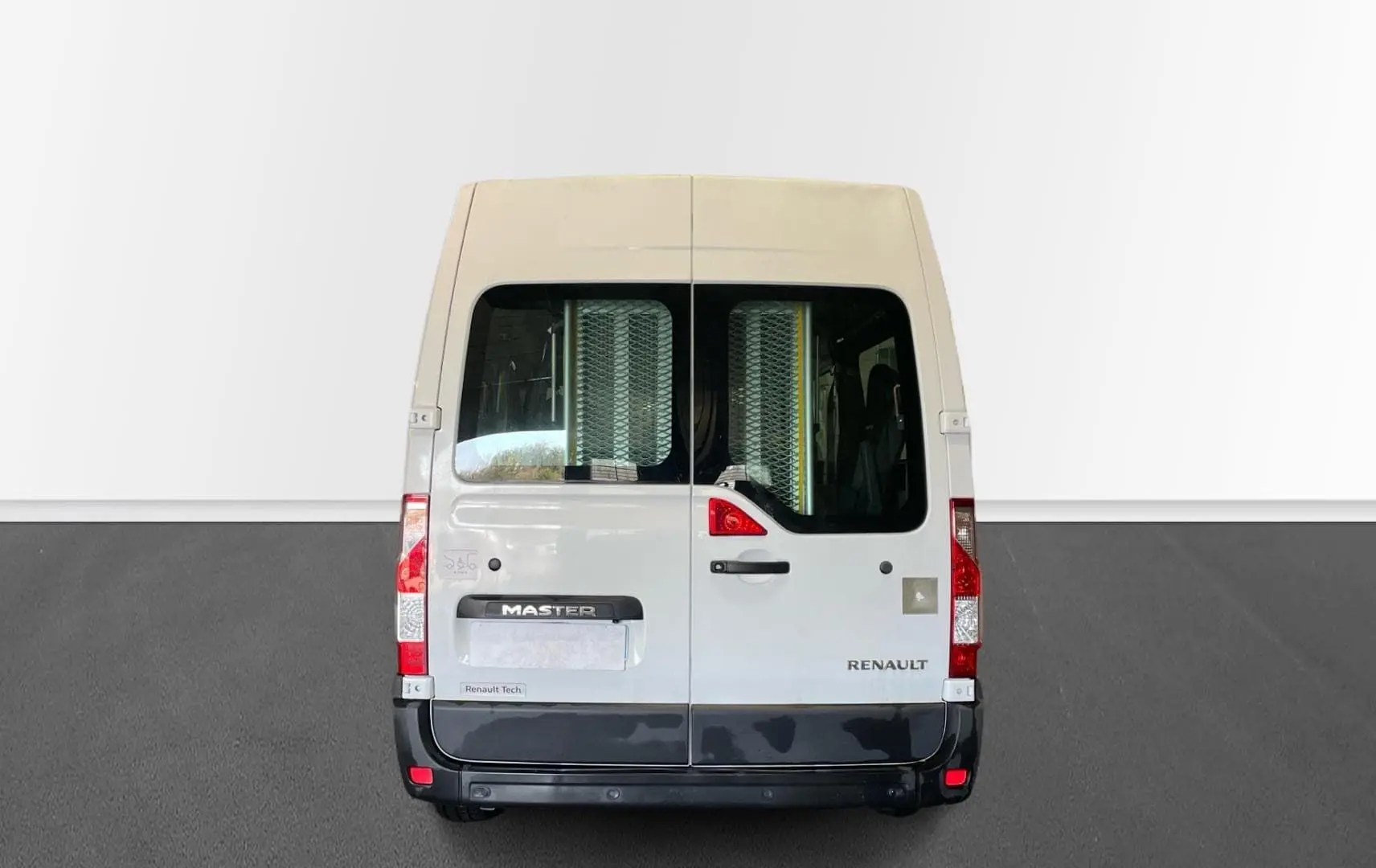 Vue arrière d’un Renault Master blanc 2020 avec portes vitrées et rampe d’accès visible à l’intérieur.