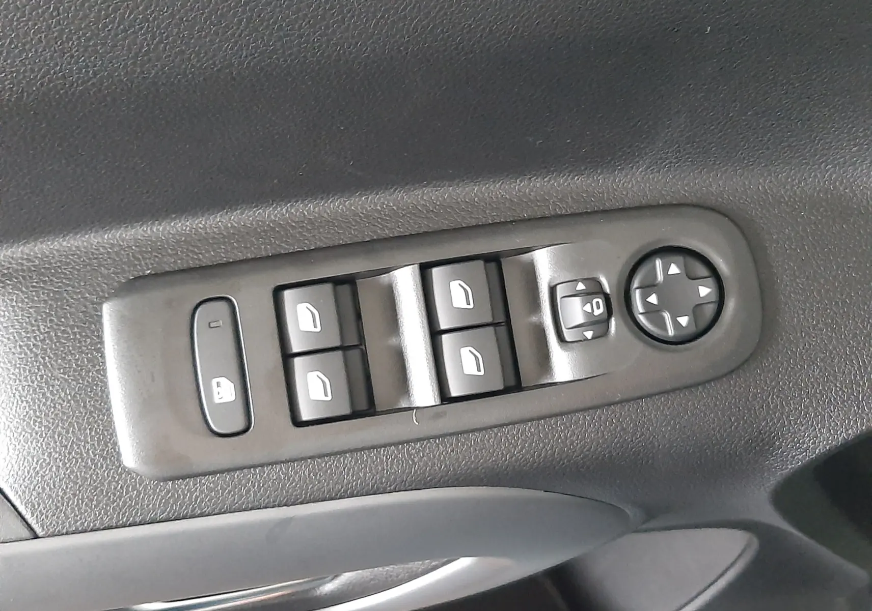 Panneau de commandes des vitres et rétroviseurs côté conducteur intérieur d'un Citroën Berlingo bleu Kiama.