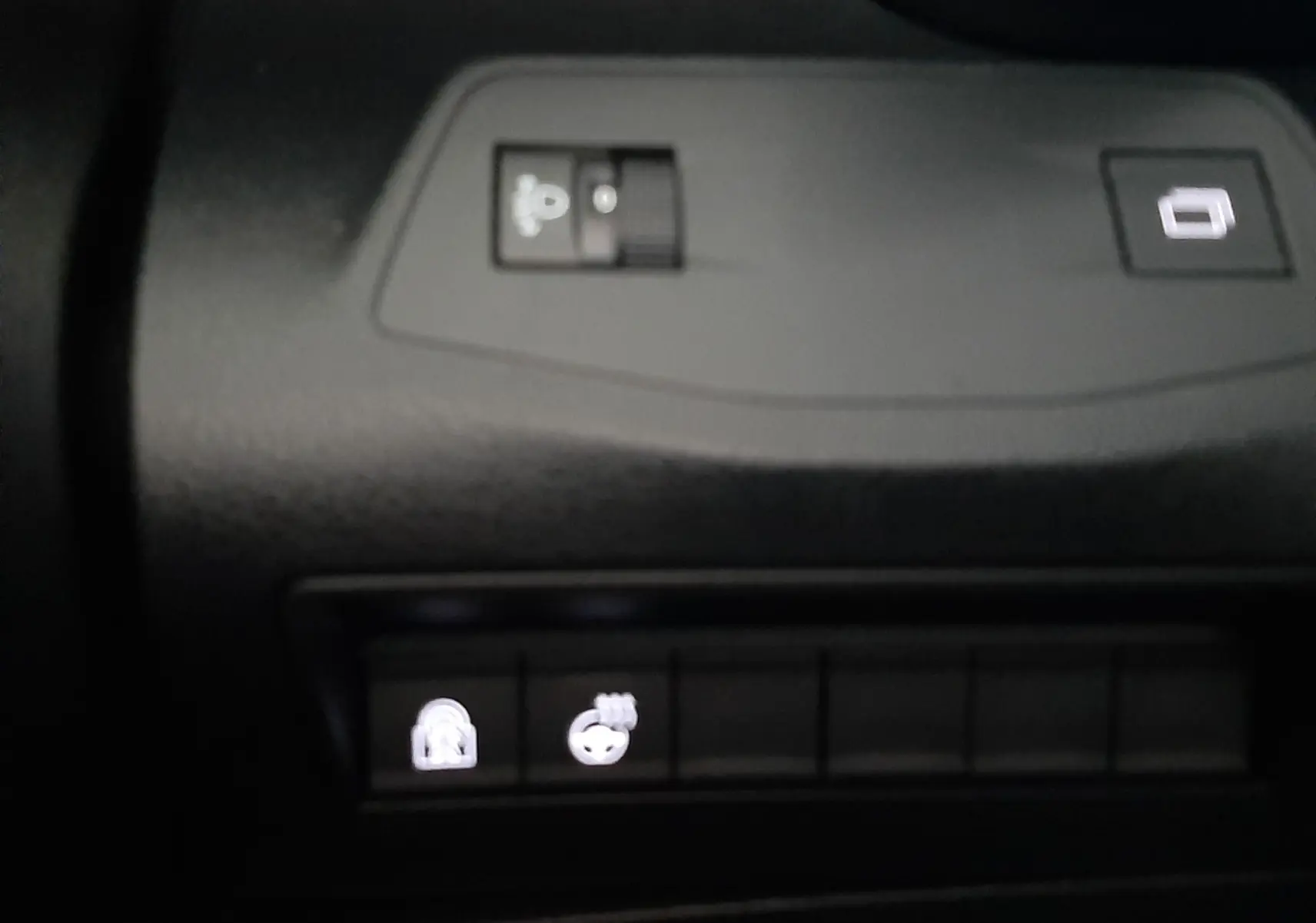 Gros plan sur les commandes éclairées du tableau de bord intérieur du Citroën Berlingo Bleu Kiama 2026.