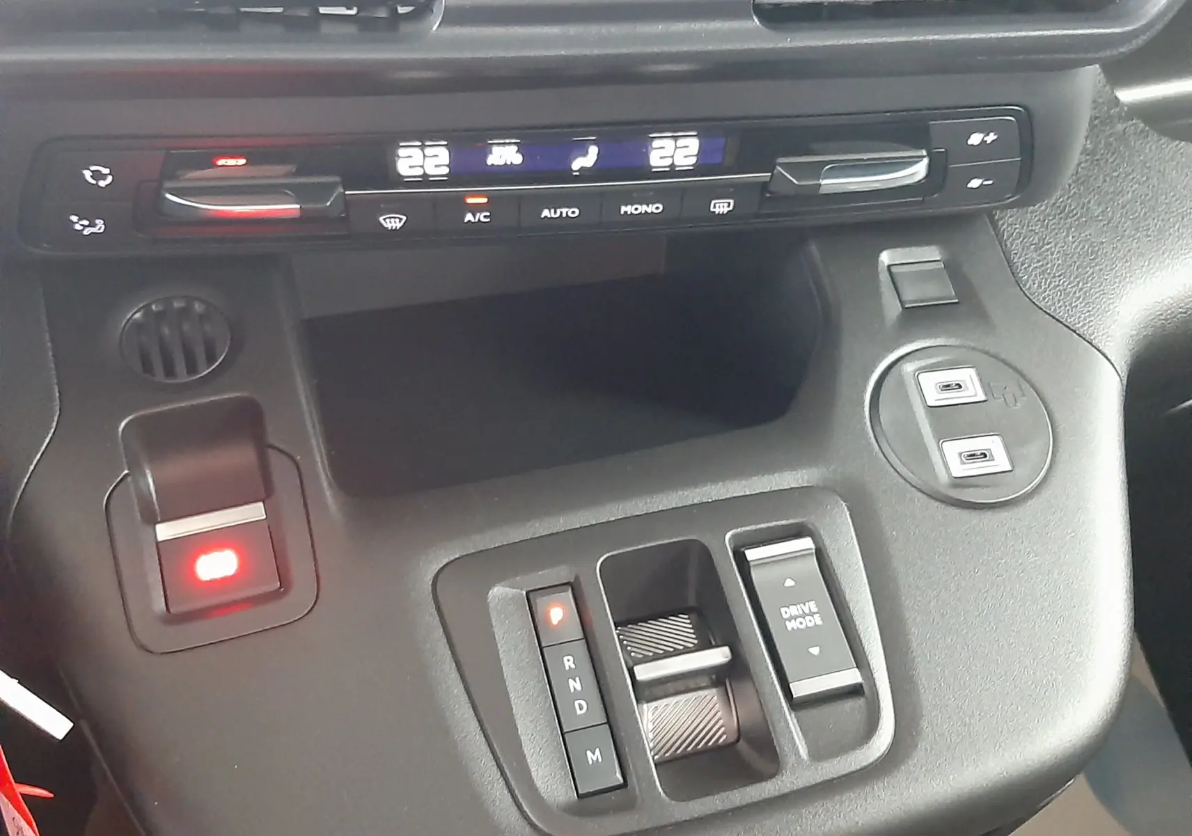 Vue rapprochée de la console centrale du Citroën Berlingo 2026, avec commandes climatisation et boîte auto.