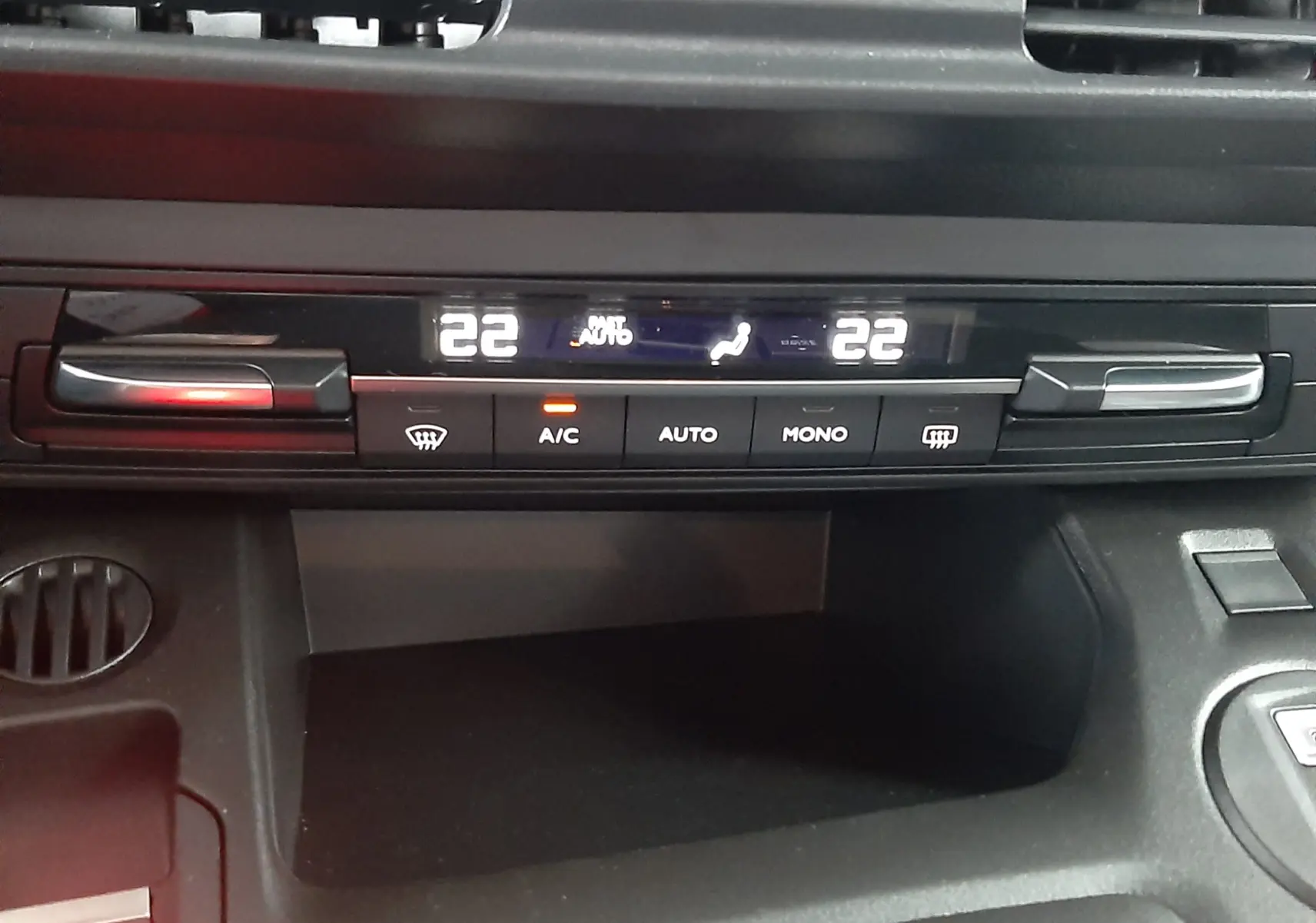 Vue rapprochée de la console centrale du Citroën Berlingo 2026, affichant la climatisation digitale à 22°C.