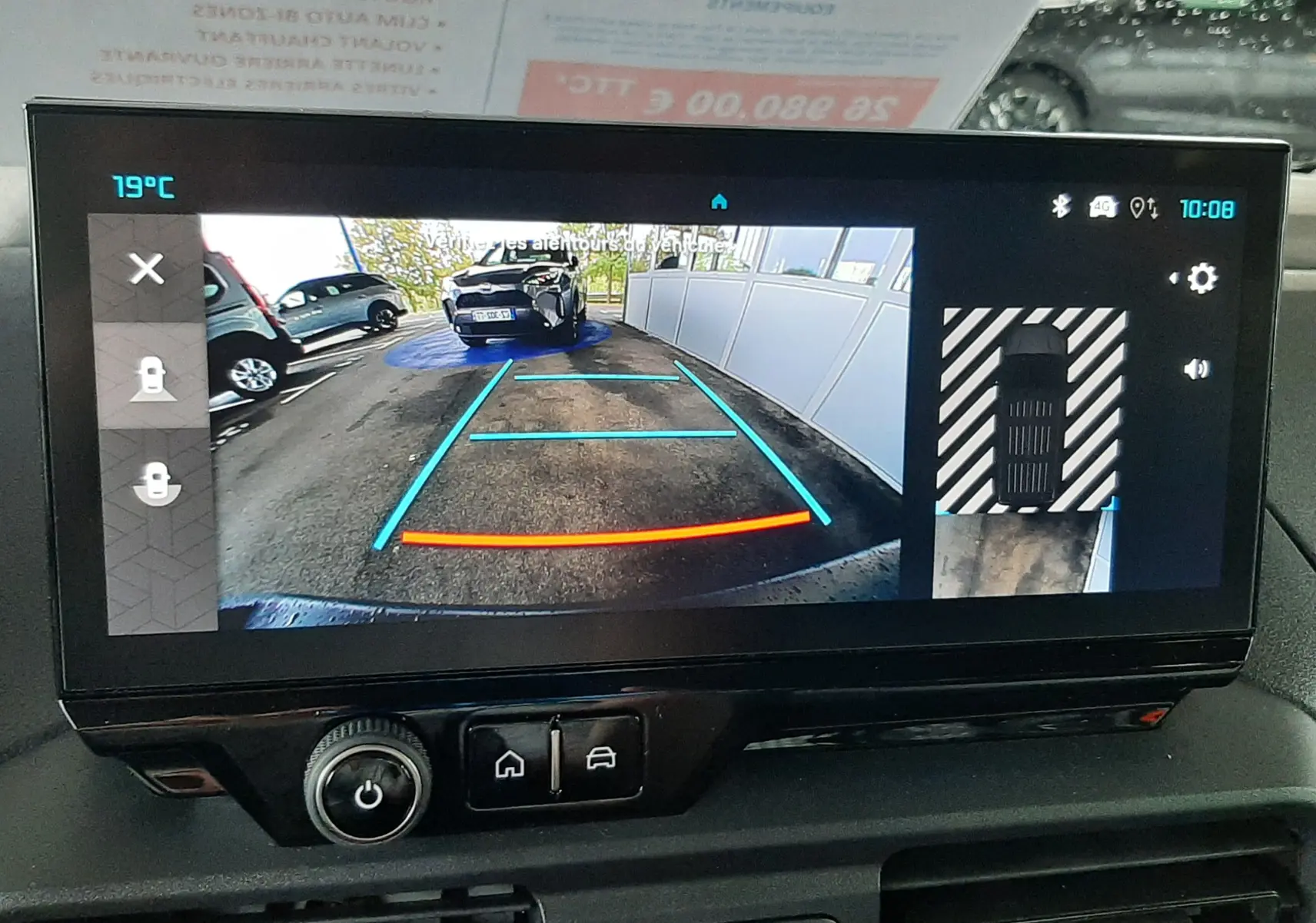 Vue de l'écran intérieur montrant la caméra de recul du Citroën Berlingo bleu Kiama avec guidage de trajectoire.
