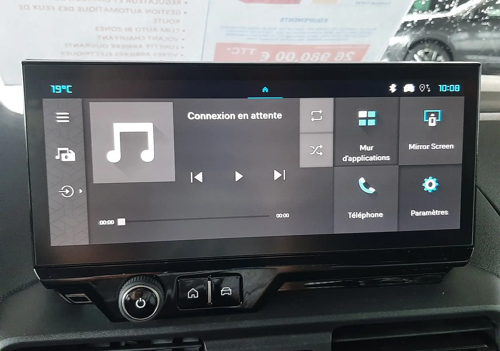 Écran tactile central allumé du Citroën Berlingo 2026, affichant l'interface multimédia avec options de connexion et réglages.