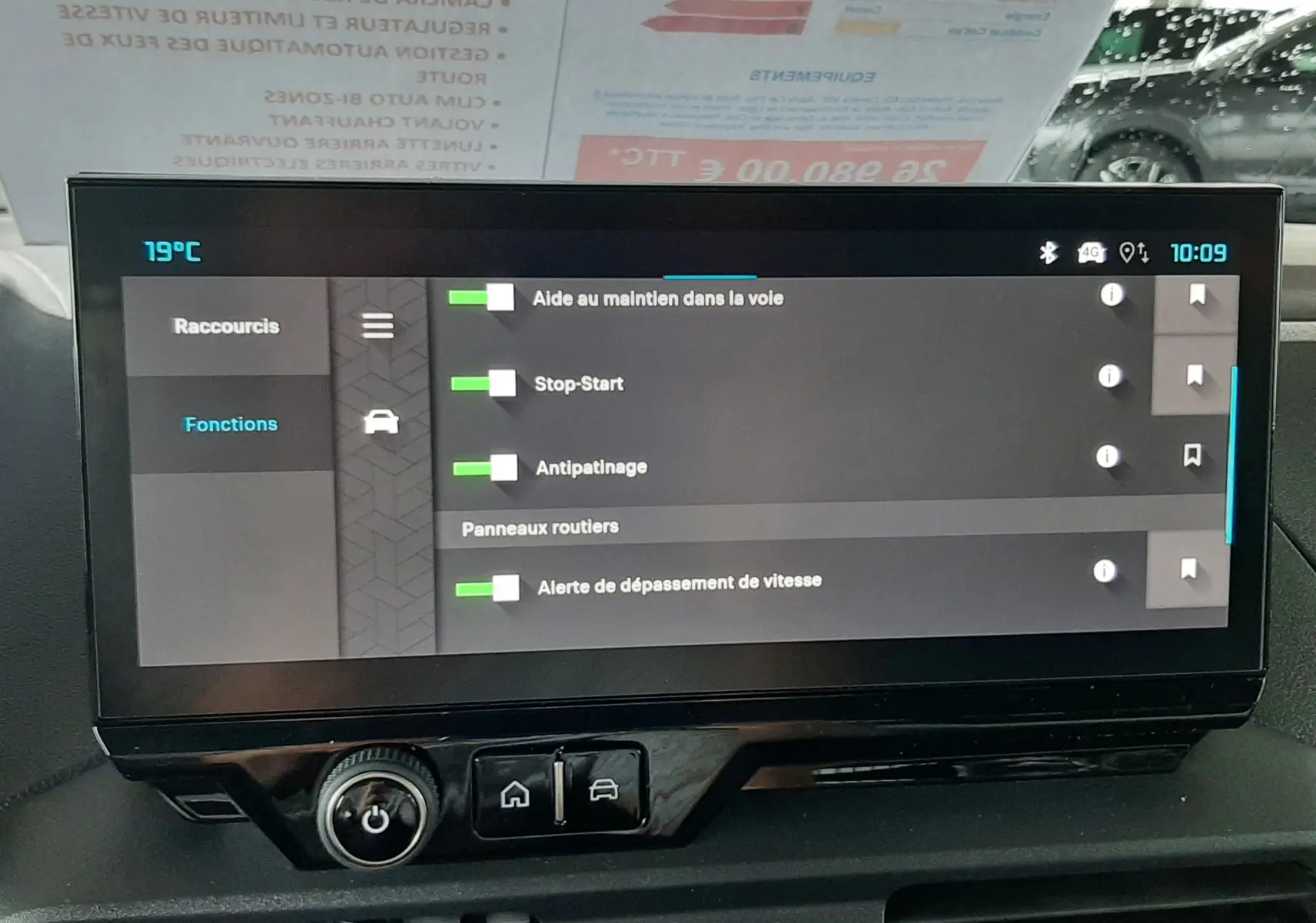 Écran tactile central du tableau de bord du Citroën Berlingo 2026 affichant les fonctions d'aide à la conduite.