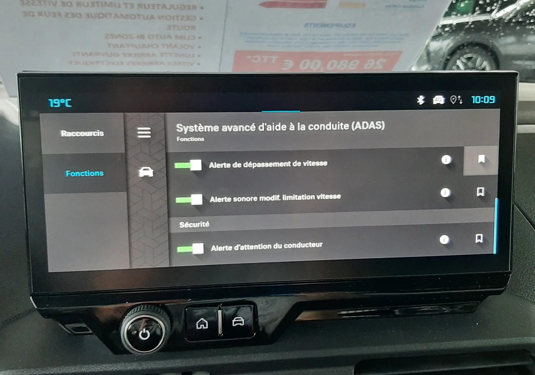 Écran tactile du système d'aide à la conduite sur tableau de bord intérieur du Citroën Berlingo 2026.