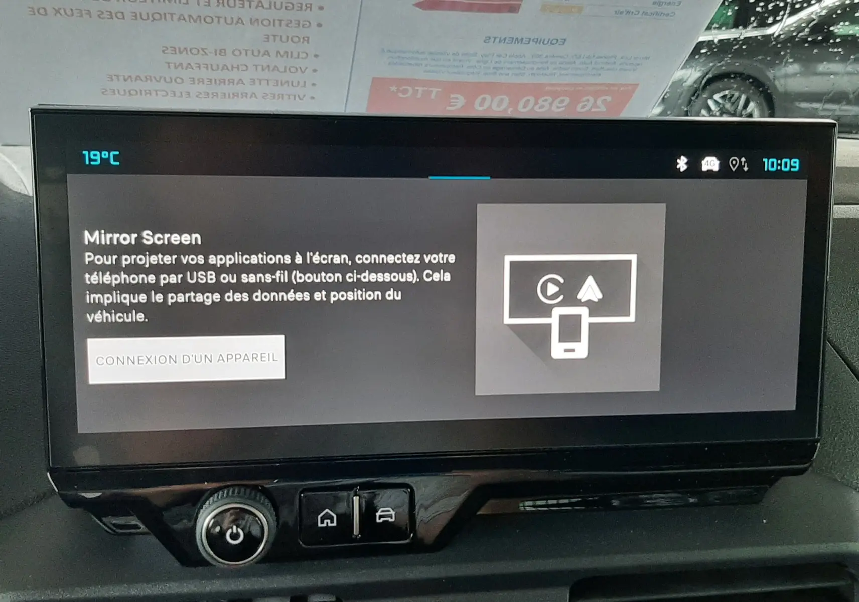 Écran tactile central du Citroën Berlingo 2026, vue intérieure frontale avec commandes et ventilation visibles.