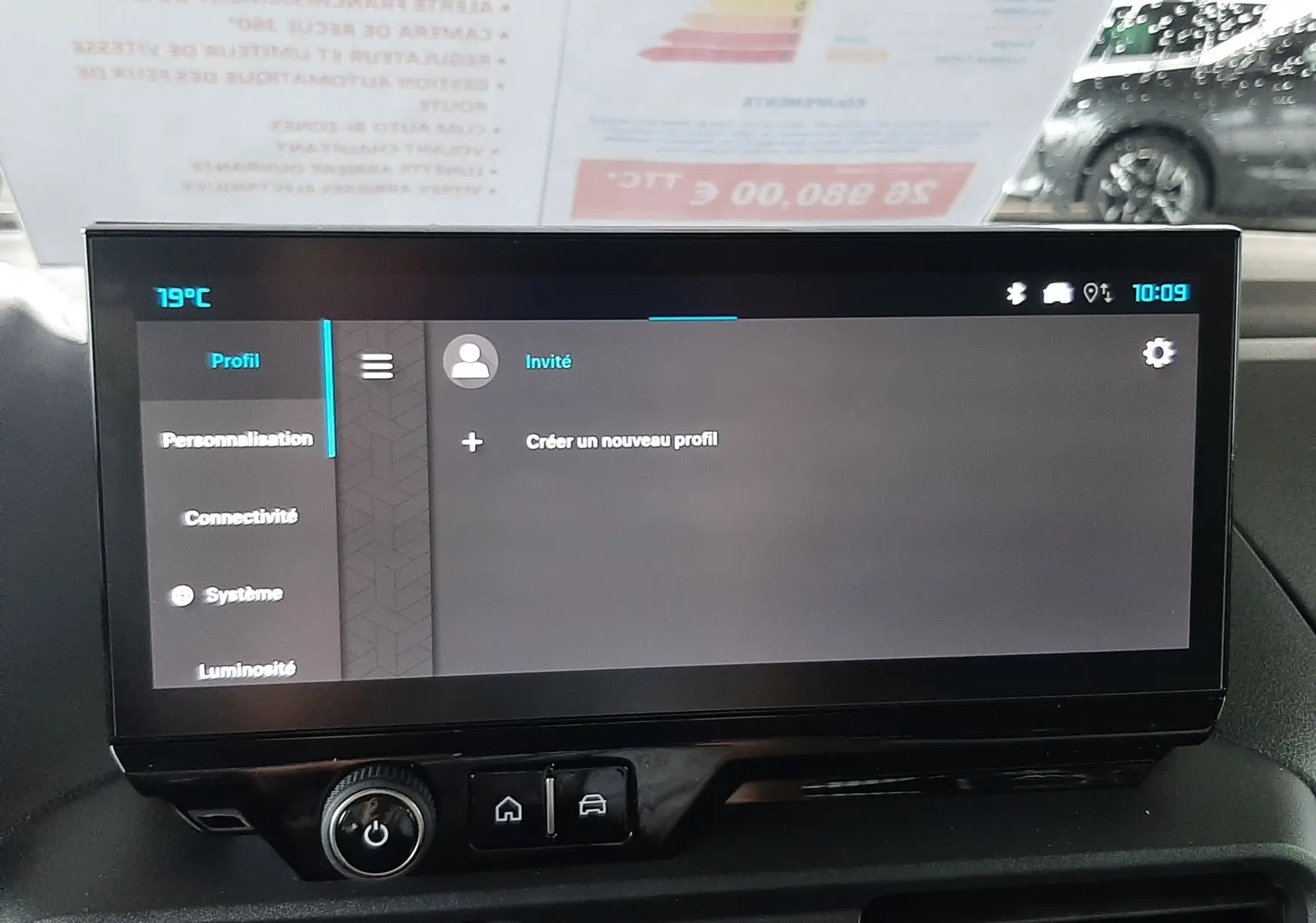 Vue intérieure du tableau de bord du Citroën Berlingo 2026, écran tactile central avec menu profil affiché.