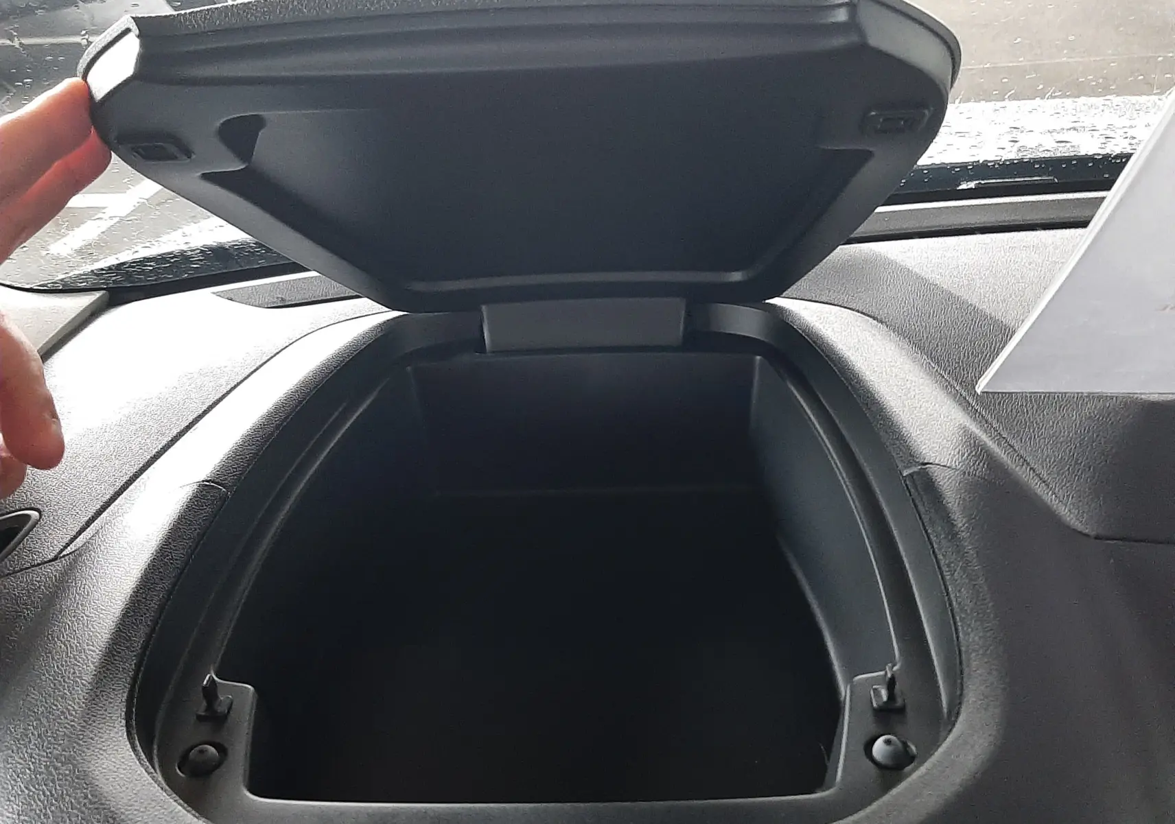 Vue intérieure du coffre de rangement ouvert sur le tableau de bord du Citroën Berlingo 2026, sans couleur visible.