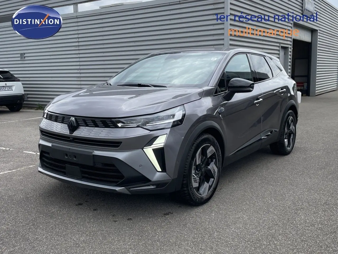Renault Symbioz gris cassiopée métal en 3/4 avant droit, SUV hybride au design moderne avec feux LED distinctifs.