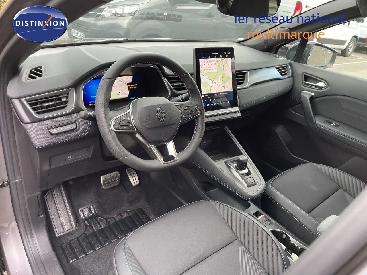 Intérieur avant droit de la Renault SYMBIOZ gris cassiopée, volant multifonction et écran tactile vertical visible.