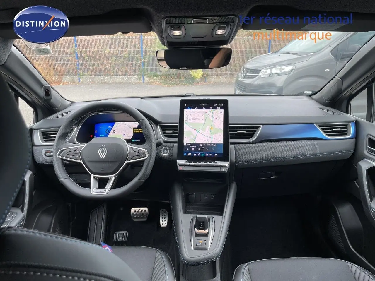 Vue intérieure avant du Renault Symbioz gris cassiopée, avec tableau de bord numérique et écran tactile central vertical.