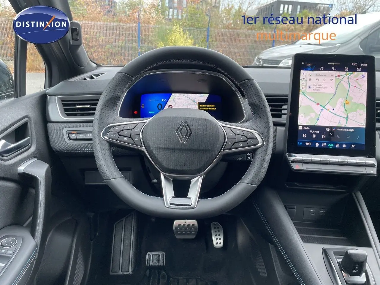 Vue intérieure centrée sur le volant Renault Symbioz 2026, avec tableau de bord numérique et écran tactile GPS.