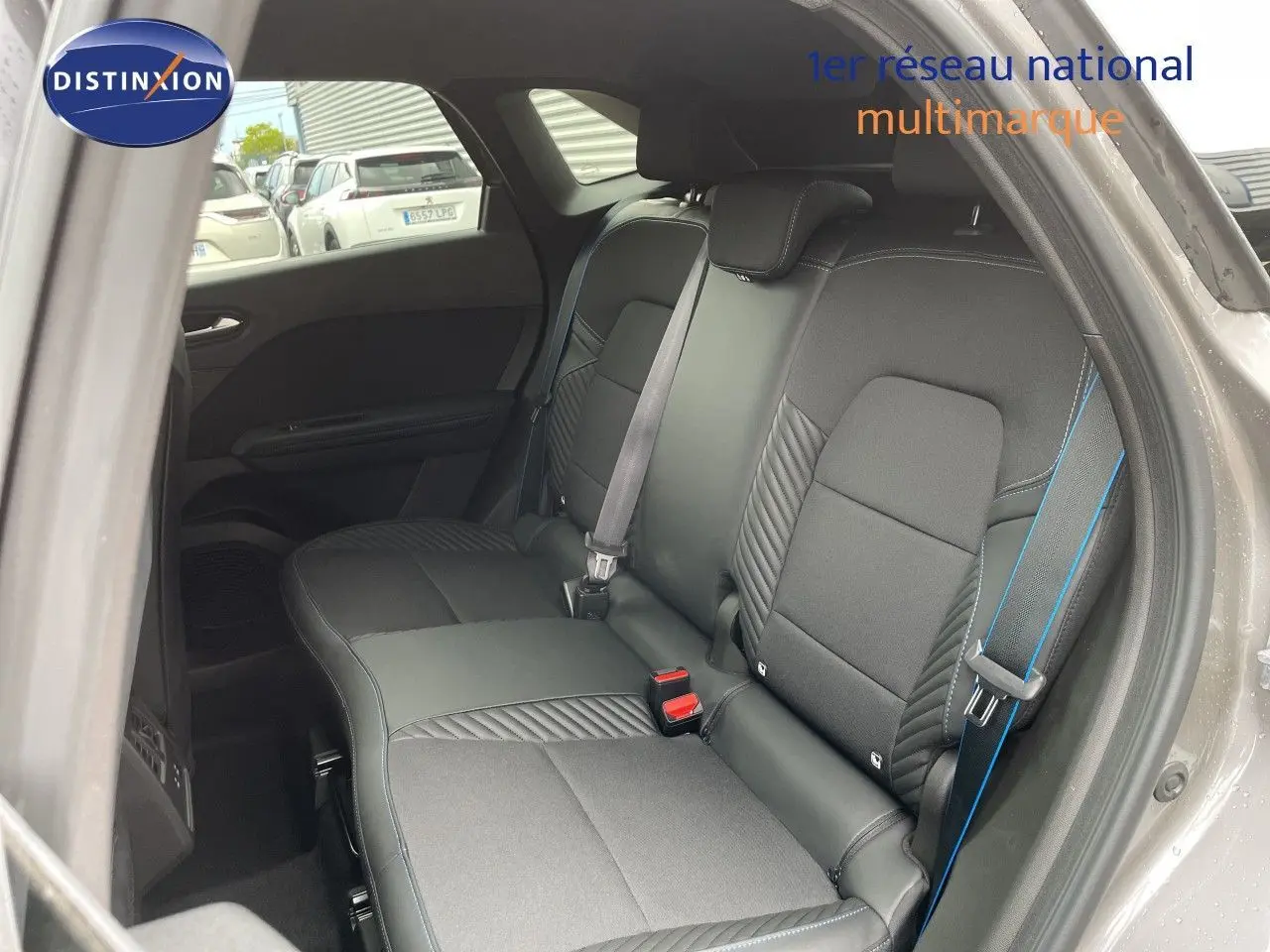 Vue intérieure côté droit des sièges arrière gris avec surpiqûres bleues du Renault Symbioz 2026 gris Cassiopée métal.