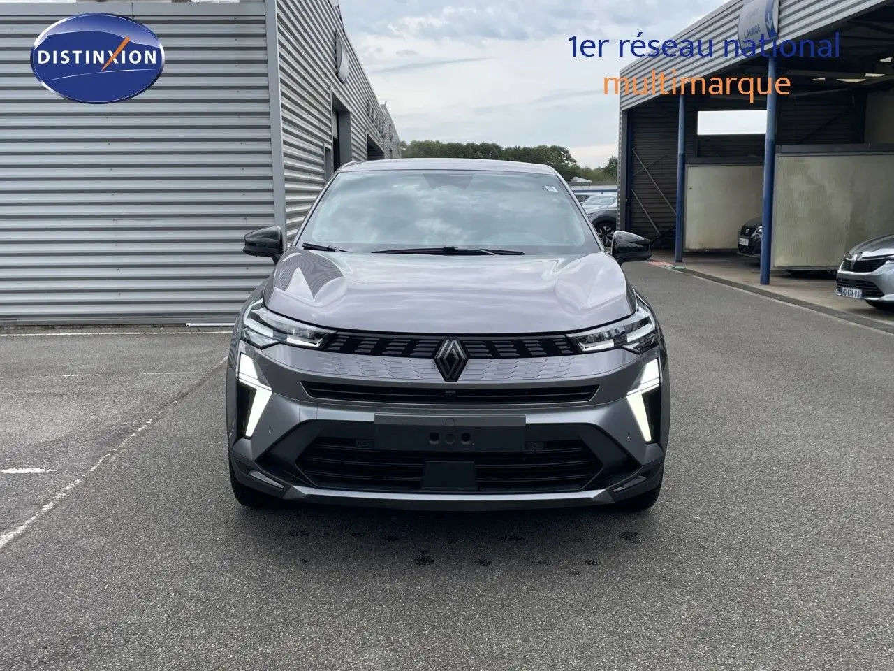 Vue avant d'une Renault Symbioz gris cassiopée métal avec éclairage LED distinctif et calandre moderne.