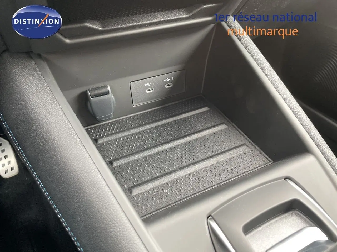 Gros plan sur la console centrale noire avec ports USB-C et prise 12V du Renault Symbioz gris cassiopée.