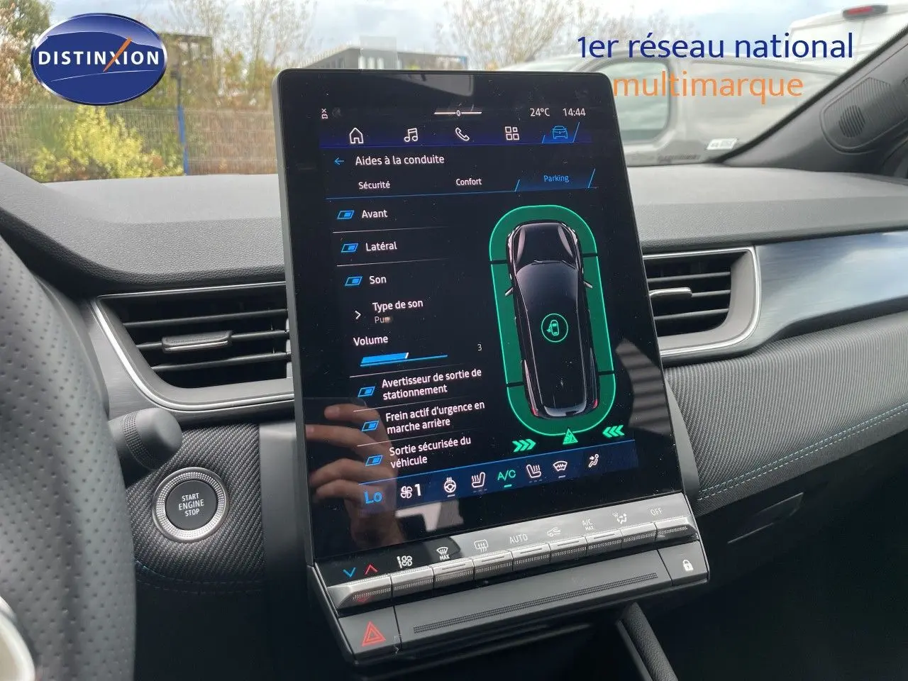 Vue intérieure centrée sur l'écran tactile du tableau de bord du Renault Symbioz gris Cassiopée, affichant les aides à la conduite.