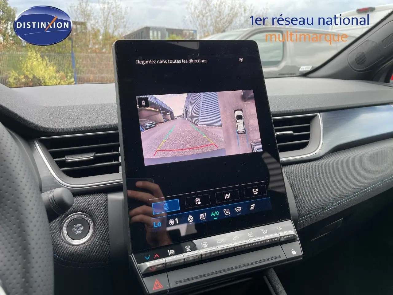 Vue intérieure du tableau de bord du Renault Symbioz 2026, écran tactile affichant la caméra de recul, finition gris cassiopée métal.