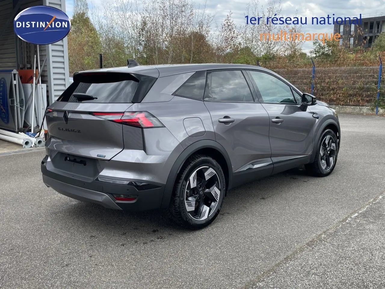 Vue 3/4 arrière droite du Renault Symbioz gris cassiopée métal avec jantes stylisées et feux arrière LED fins.