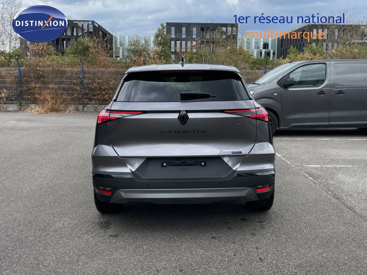 Vue arrière d'une Renault Symbioz gris cassiopée métal avec feux LED fins et logo central noir.