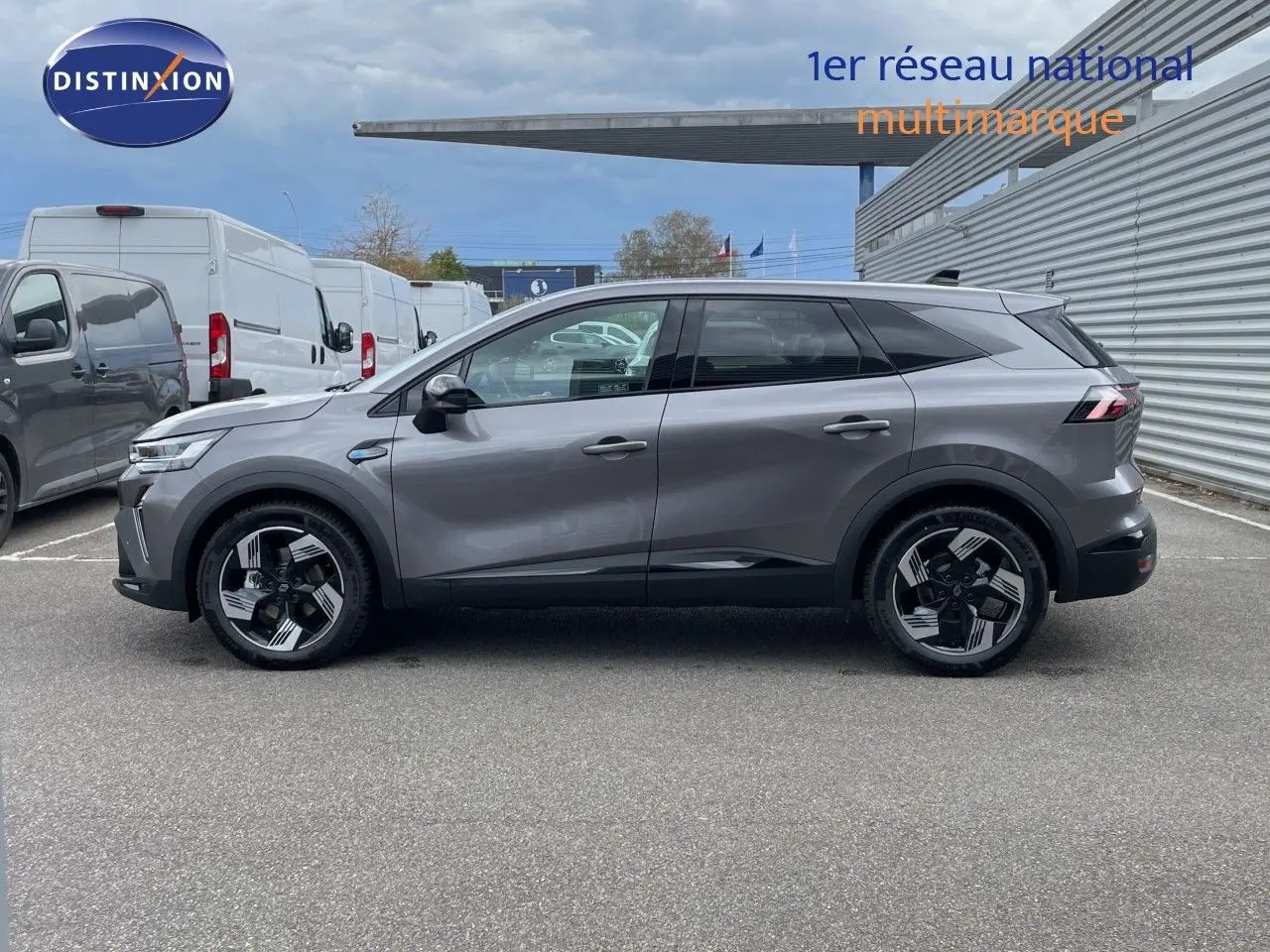 Profil côté gauche du Renault Symbioz gris cassiopée métal 2026 avec jantes noires et détails modernes.