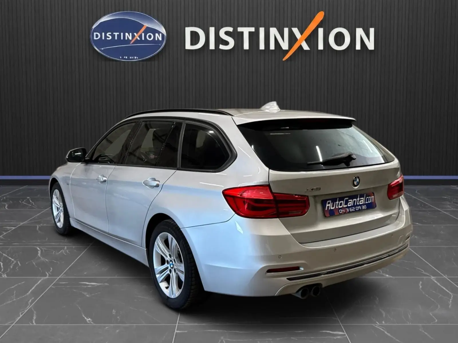 BMW Série 3 Touring F31 gris aluminium vue 3/4 arrière droit, avec attelage électrique et jantes alliage.